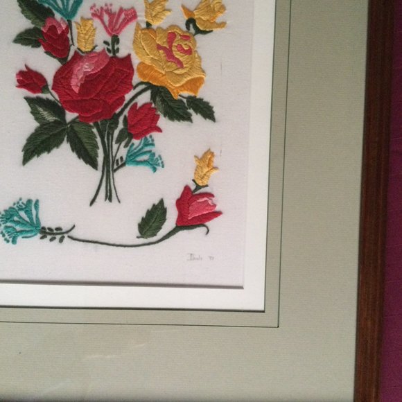 Vintage Needlework art Embroidery Needlepoint flowers in wood frame signed - Picture 5 of 10